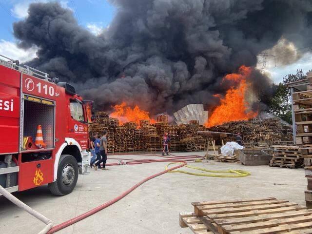 Geri dönüşüm tesisinde yangın! Alevler yan tesise de sıçradı, ekiplerin müdahalesi sürüyor