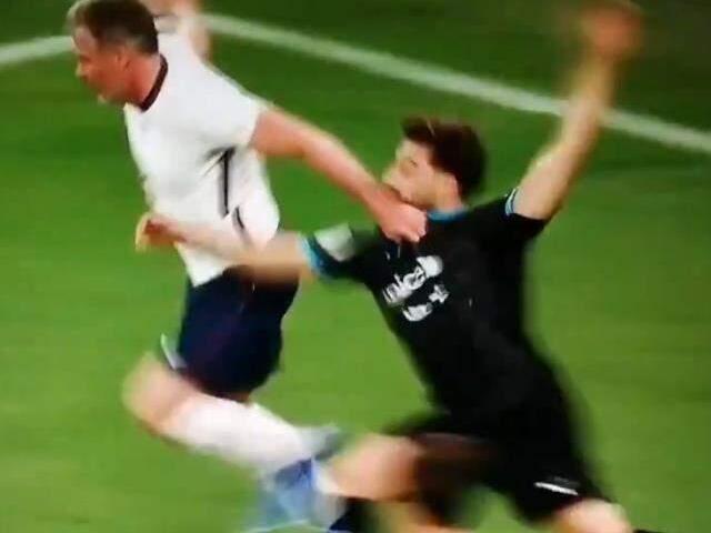 Yardım maçında Carragher'dan Türk TV yıldızı Kemal Çetinay'a acımasız tekme