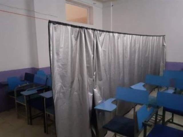 Taliban başkent Kabil'deki üniversiteyi kız ve erkek öğrencilerin arasına perde çekerek açtı