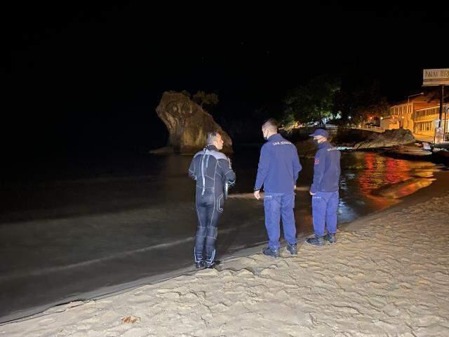 Deniz üzerindeki insan bedenine benzeyen cisim ihbarı ekipleri harekete geçirdi