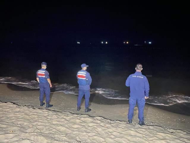 Deniz üzerindeki insan bedenine benzeyen cisim ihbarı ekipleri harekete geçirdi