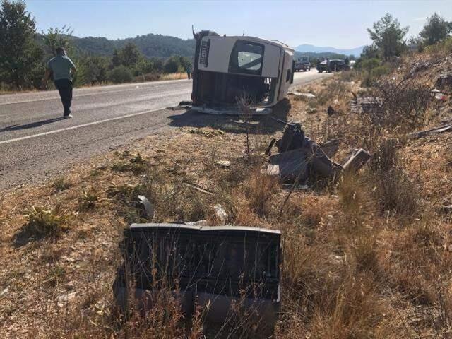 Son Dakika! Muğla'da turistleri taşıyan otobüs ile öğrenci servisi çarpıştı: Ölü ve yaralılar var