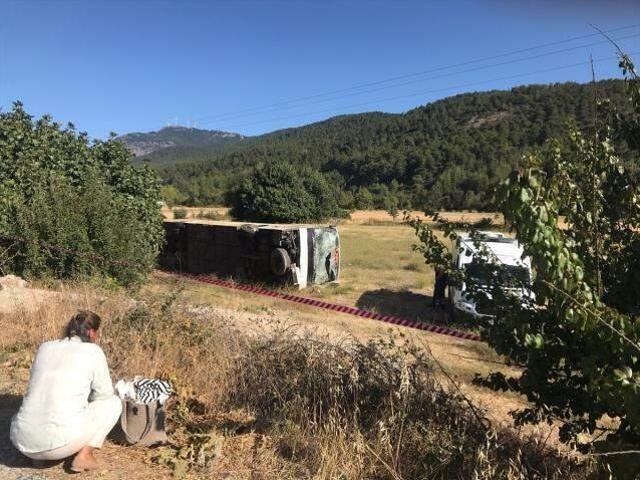 Son Dakika! Muğla'da turistleri taşıyan otobüs ile öğrenci servisi çarpıştı: Ölü ve yaralılar var