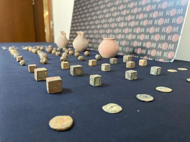 Zeytin bidonlarına gizlenmiş tarihi eser değeri taşıyan 86 parça eser ele geçirildi