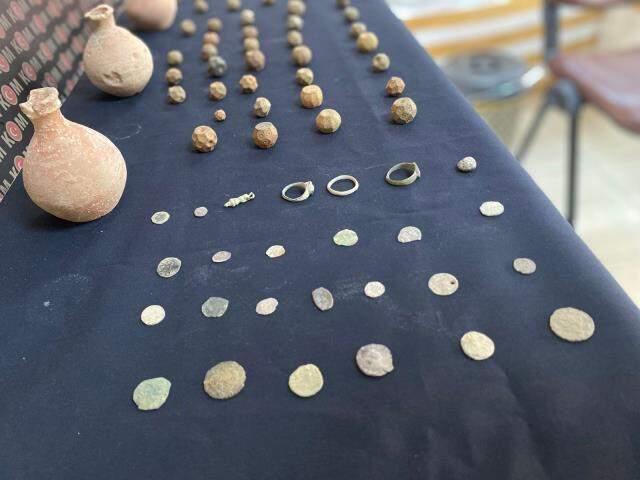 Zeytin bidonlarına gizlenmiş tarihi eser değeri taşıyan 86 parça eser ele geçirildi