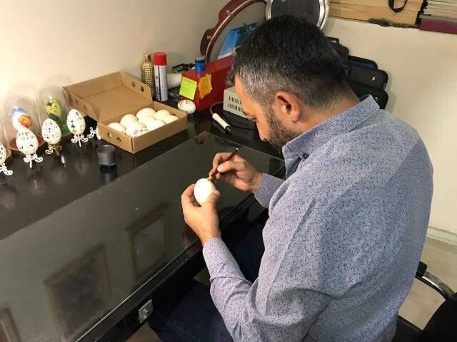 Resim öğretmeni, sanatını tavuk yumurtalarını oyarak icra ediyor