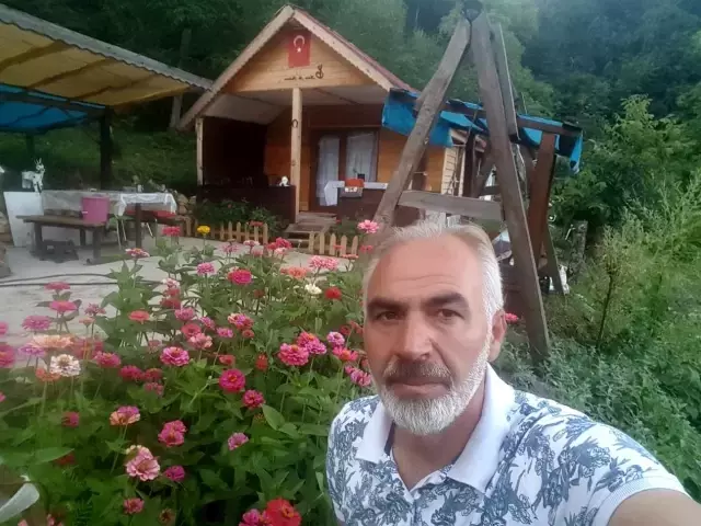 Lise müdürünün yetiştirdiği 1 kilo 100 gram ağırlığındaki dev domates görenleri şaşırtıyor