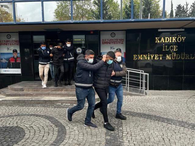 Kadıköy'de 20 yıl sonra gelen töre cinayeti! Annesinin yasak aşkını sokak ortasında bıçakladı