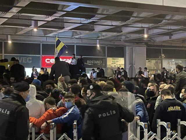Fenerbahçe'nin taraftara çağrısı yanıt buldu! Sabiha Gökçen Havalimanı'nda tarihi gece