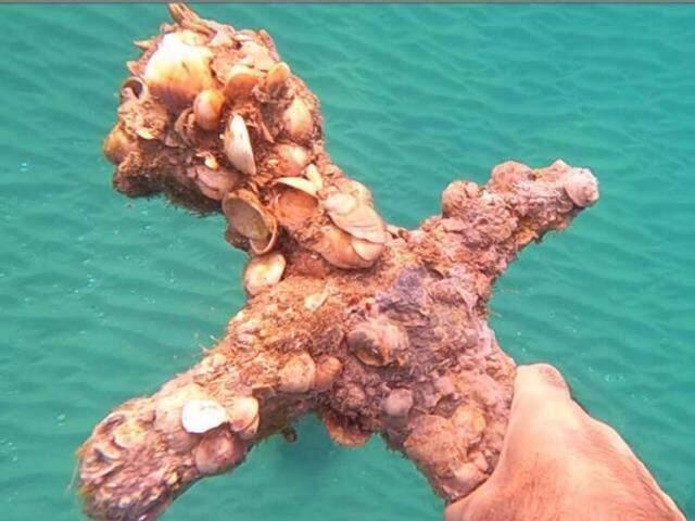 Denize dalan amatör dalgıç buldu! Değeri paha biçilemeyen dev kılıcın yeri yetkililerden bile saklanıyor