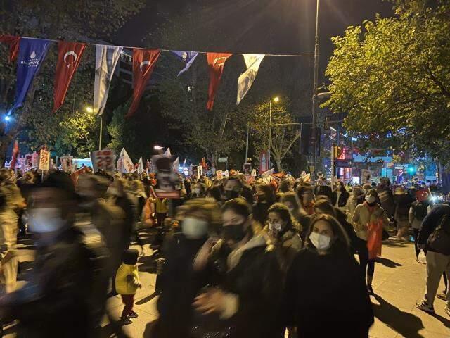 Bağdat Caddesi'nde Cumhuriyet Bayramı coşkusu! Binlerce kişiyle fener alayı düzenlendi