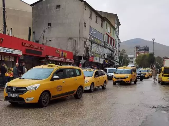 Komünist Başkan'ın memleketi Tunceli'de taksicilerden eylem! Üst üste gelen akaryakıt zamlarını protesto ettiler