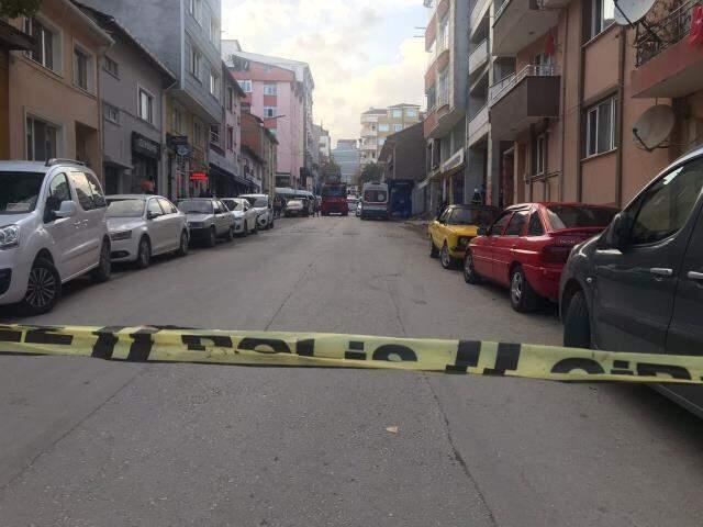 Ekmek bıçağıyla intihara kalkışan şahıs, kendini kurtarmaya gelen itfaiyecileri taşladı