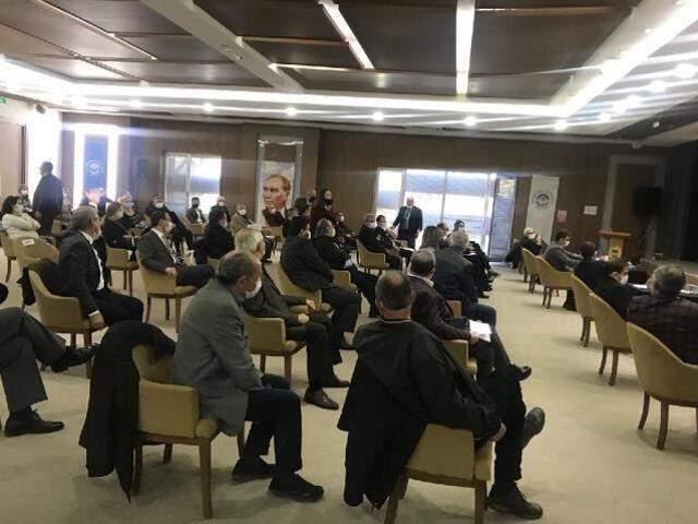 CHP'liler AK Parti döneminde satılan yerlerin listesini belediye meclisinde açınca, AK Partililer salonu terk etti