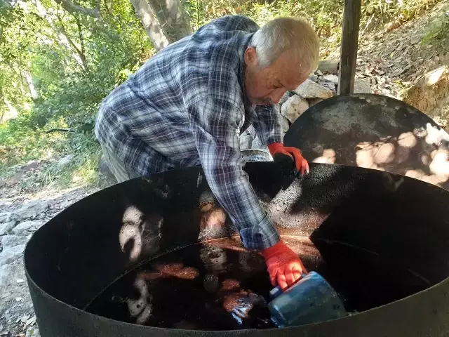 Binbir zahmetle üretilen defne yağı geçim kaynağı oldu! Litresi 120 liradan satılıyor