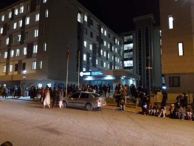 Konya'daki şiddetli depremden ilk görüntüler! Vatandaşlar kendilerini panikle dışarıya attı