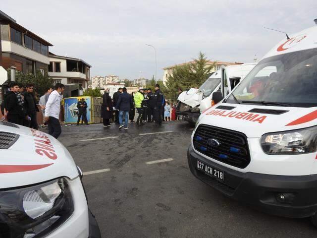 Halk otobüsü ile öğrenci servisi çarpıştı, 14 kişi yaralandı