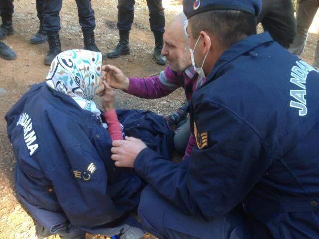 'Ölü var' ihbarına giden gazeteciler, yerde yatan kadın hareketlenince şaşkınlıktan bakakaldı