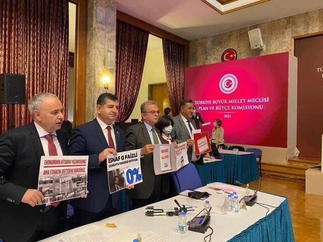 Ticaret Bakanlığı'nın bütçe görüşmelerine CHP'li vekillerin açtığı dövizler damga vurdu