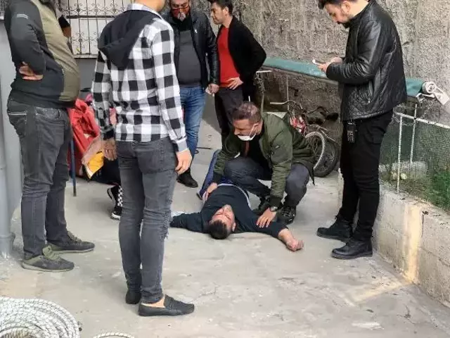 Eşine kızıp damdan atladı, komşusunun üzerine düştü! O anlar saniye saniye kamerada