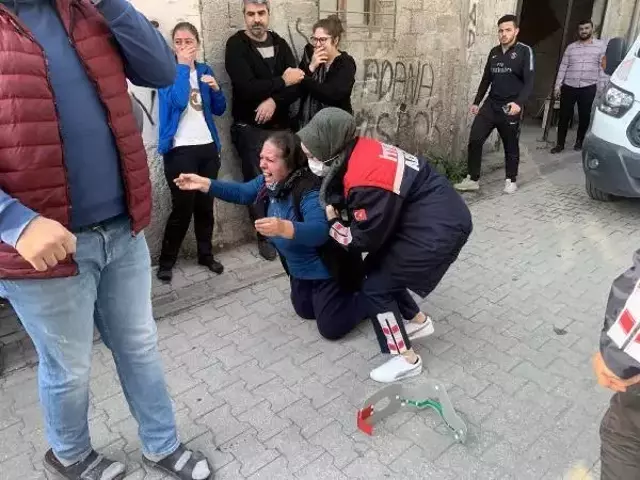 Eşine kızıp damdan atladı, komşusunun üzerine düştü! O anlar saniye saniye kamerada