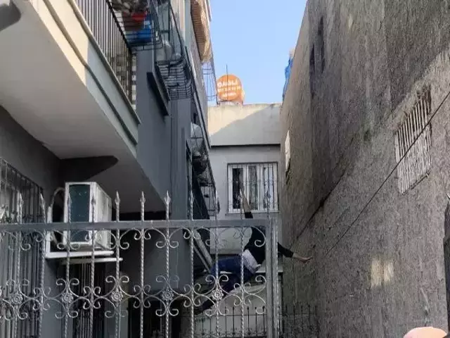 Eşine kızıp damdan atladı, komşusunun üzerine düştü! O anlar saniye saniye kamerada