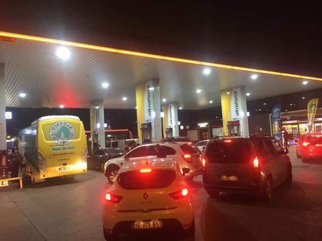 Dev zam öncesi akaryakıt istasyonunda kuyruk kavgası çıktı