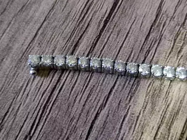 Yolda bulduğu 2 milyonluk pırlanta kolyeyi sahibine teslim etti... Tebrik beklerken tepkiyle karşılaştı