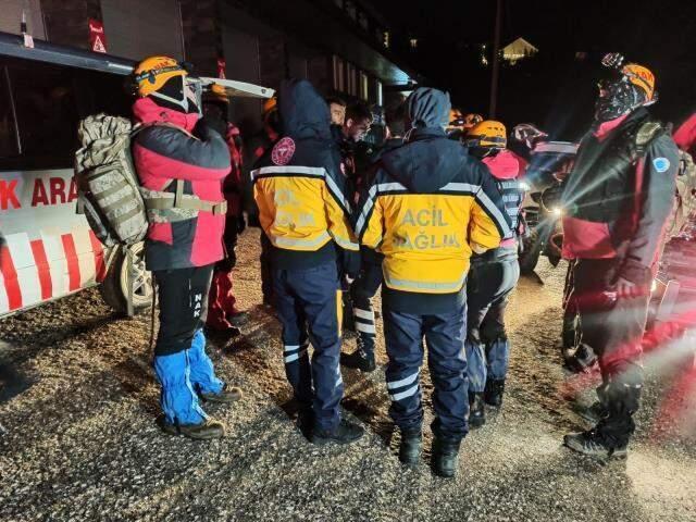Uludağ'ın zirvesinde mahsur kalan 3 amatör dağcı için kurtarma operasyonu