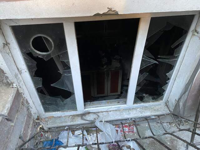 4 çocuğa mezar olan evin penceresindeki uyku tulumu, görenleri kahretti