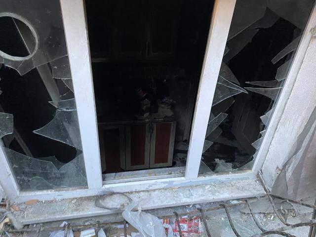 4 çocuğa mezar olan evin penceresindeki uyku tulumu, görenleri kahretti