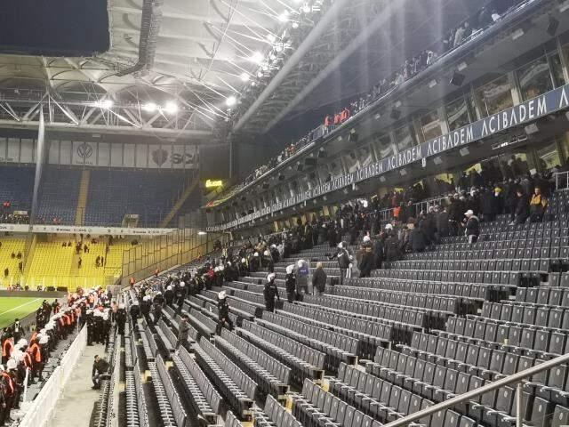 Fenerbahçe tribünleri savaş alanına döndü! Ali Koç kavgasına polis müdahale etti