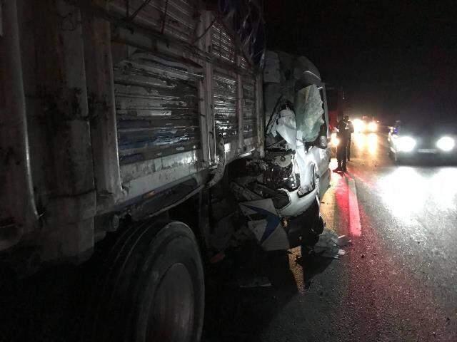 Gece vakti korkunç kaza! Önündeki kamyona çarpan minibüs sürücüsü feci şekilde can verdi