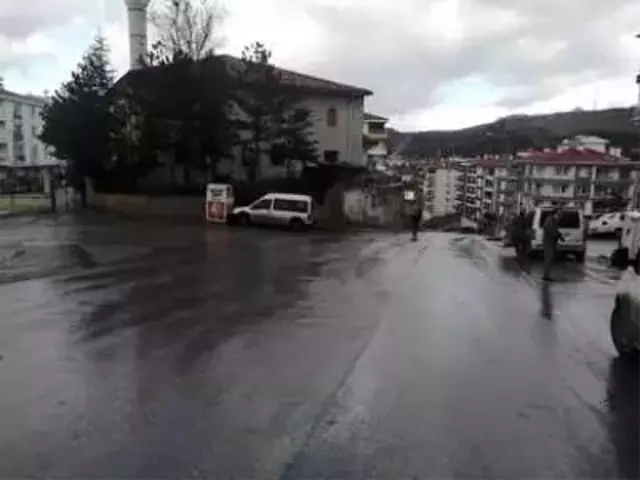 Sokak köpekleri 10 yaşındaki çocuğa saldırdı! Korku dolu anlar kameraya yansıdı