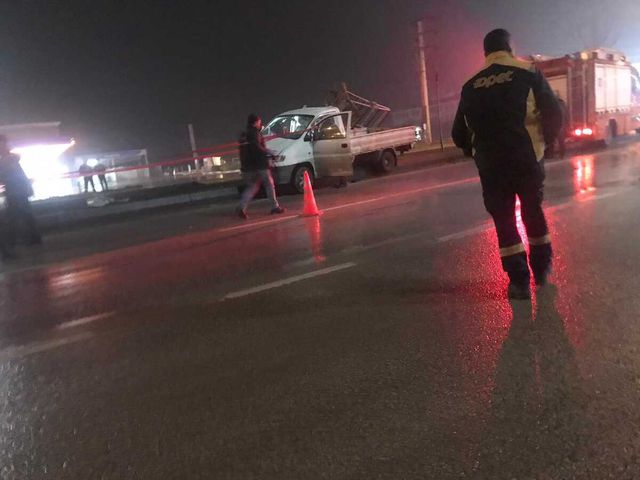 Kontrolden çıkan kamyonet direğe çarptı, sürücü camdan yola fırladı! Feci kaza kamerada