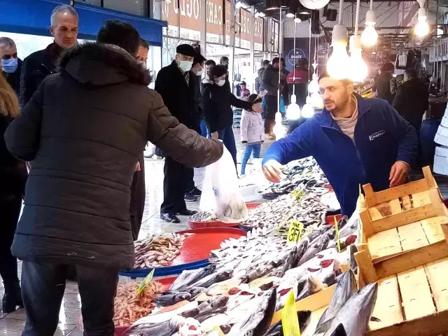 Hamsi Gürcistan'a kaçtı, tezgahlar yavru uskumruyla doldu