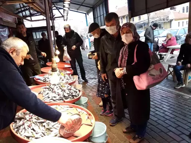 Hamsi Gürcistan'a kaçtı, tezgahlar yavru uskumruyla doldu