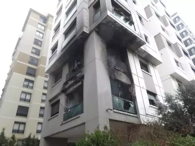 Kadıköy'de yangın paniği! 5 kişi hastanelik oldu, 1 cansız bedene ulaşıldı