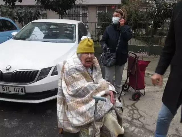 Kadıköy'de yangın paniği! 5 kişi hastanelik oldu, 1 cansız bedene ulaşıldı