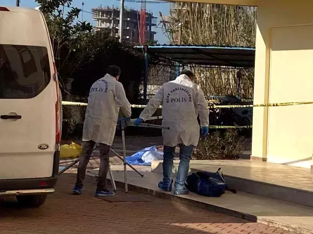 Öğrencilerine karne vermeye hazırlanan öğretmen 13. kattaki balkonundan düşüp öldü