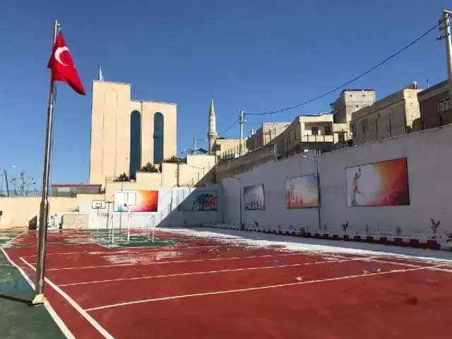 Son dakika haberleri... ŞANLIURFA'DAKİ OKULUN BAHÇESİ BAKAN ÖZER'İN TALİMATIYLA YENİLENDİ