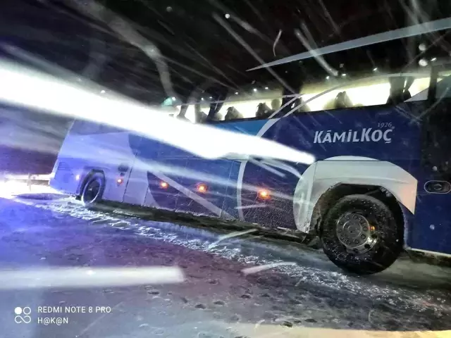 Kar yağışı kazaları da beraberinde getirdi! Refüje çarpan otobüsteki 40 yolcu ölümden döndü
