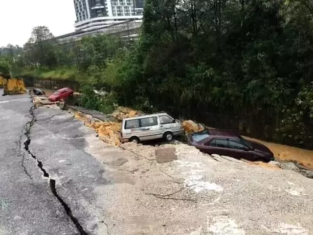 Malezya'da gerçekleşen heyelanda yol üzerindeki araçlarla birlikte çöktü