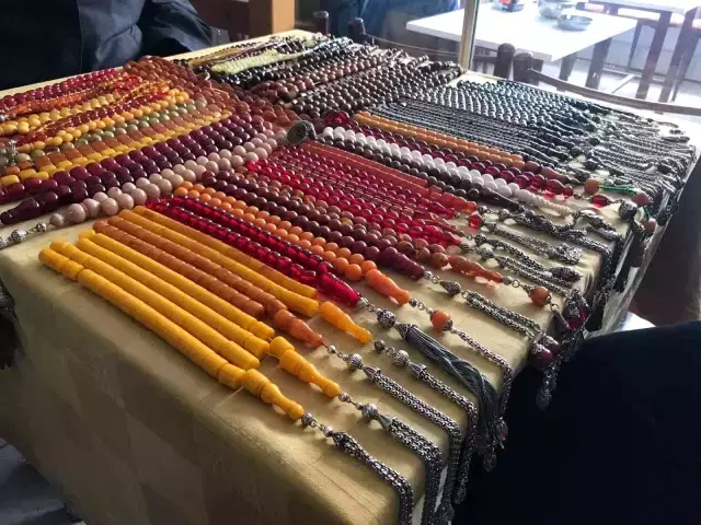 Çay ocağında sergileyip tüm Türkiye'ye satıyorlar! Aralarında 10 bin dolarlık tespih bile var