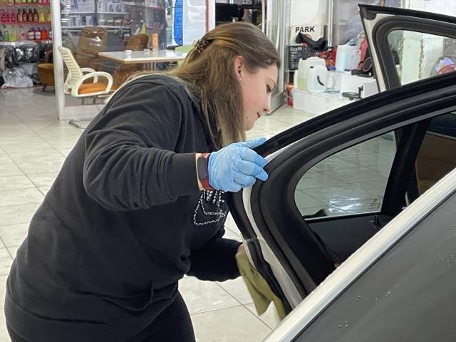 Bu dükkana gelen müşterilerin sorduğu ilk soru 'Siz mi yıkıyorsunuz, erkek yok mu?' oluyor