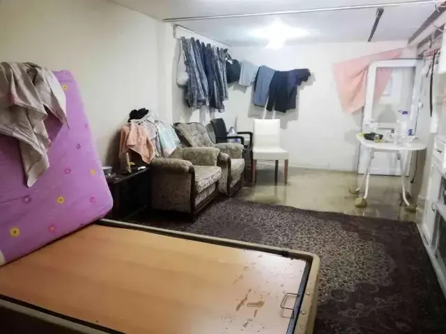 İzmir'i sağanak vurdu: Ev ve iş yerlerini su bastı, yol çöktü