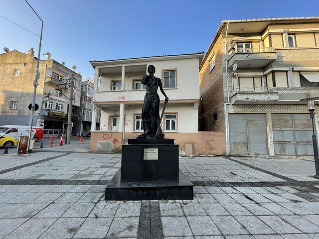 Edirne'de Adalet Anıtı'nı ateşe verdiler! 2 şüpheli gözaltında