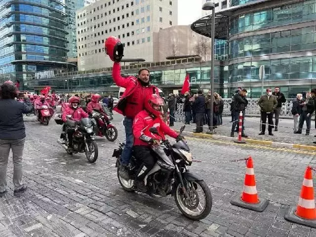Online yemek sipariş şirketi kuryelerinin eylemine Haluk Levent'ten destek ziyareti