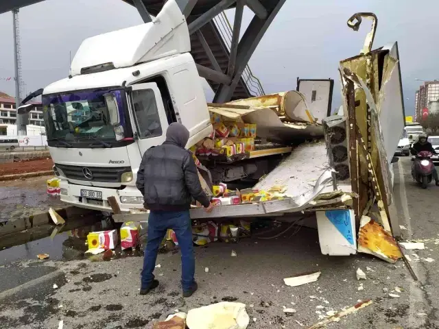 Sıvı yağ yüklü kamyonun dorsesi yandaki otomobilin üzerine devrildi
