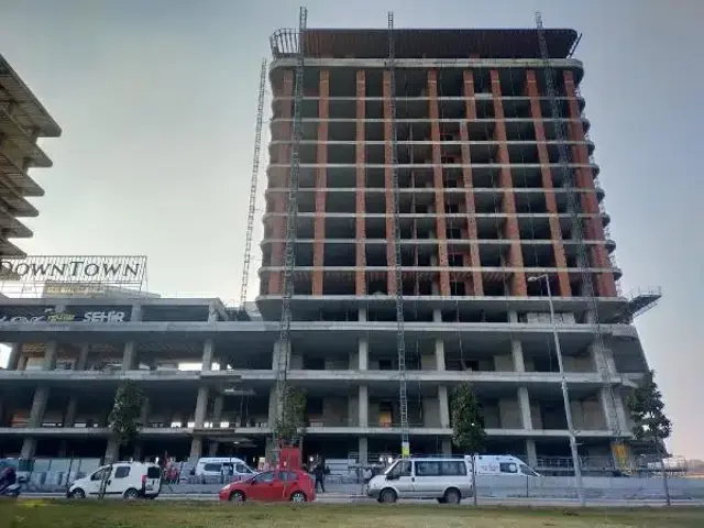 Çalışırken 6. kattan düşen işçi, inşaat demirlerine saplandı